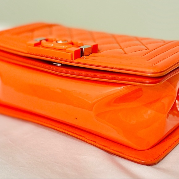 Chanel Le Boy in orange patent leather - Picture 7 of 10